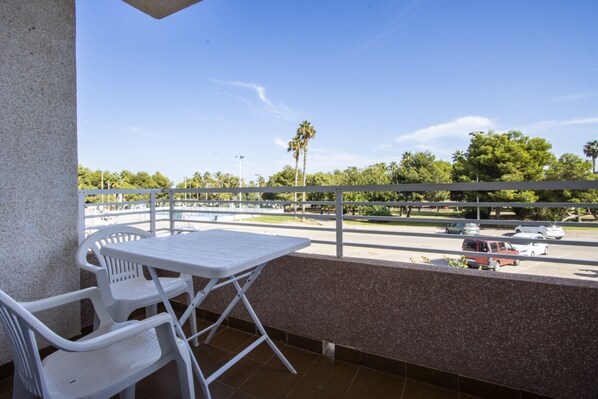 Outdoor dining - Two-bedroom apartment within walking distance of the sea and the beach! (Torrevieja)