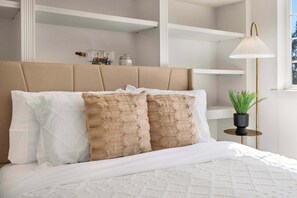 4 chambres, bureau, fer et planche à repasser, lit de bébé portatif