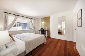 4 habitaciones, escritorio y tabla de planchar con plancha