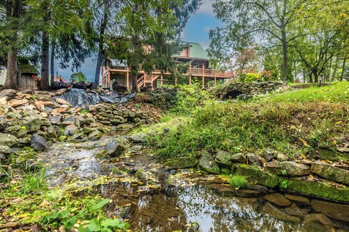 Cozy cabin in Honey Brook,PA with hot tub, jacuzzi, large outdoor deck and more!