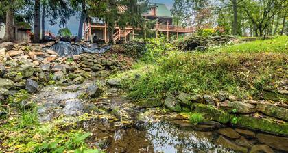 Cozy cabin in Honey Brook,PA with hot tub, jacuzzi, large outdoor deck and more!