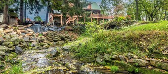 Cozy cabin in Honey Brook,PA with hot tub, jacuzzi, large outdoor deck and more!