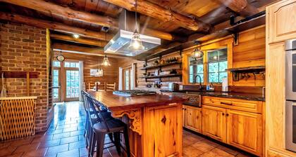 Cozy cabin in Honey Brook,PA with hot tub, jacuzzi, large outdoor deck and more!