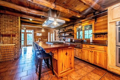 Cozy cabin in Honey Brook,PA with hot tub, jacuzzi, large outdoor deck and more!