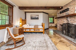 5 bedrooms, free WiFi, bed sheets