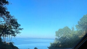 A view from a window overlooking a body of water and trees. - Magnificent house sea view- Jacuzzi- 2Ha land- GR34 (Poullan-sur-Mer)