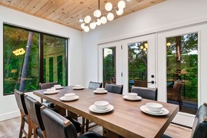 Dining - Modern Cabin, Sleeps 10・Indoor Pool・Hot Tub・Games (Sevierville)