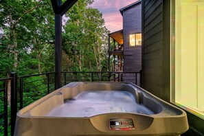 Outdoor spa tub - Modern Cabin, Sleeps 10・Indoor Pool・Hot Tub・Games (Sevierville)