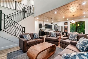 Interior - Modern Cabin, Sleeps 10・Indoor Pool・Hot Tub・Games (Sevierville)