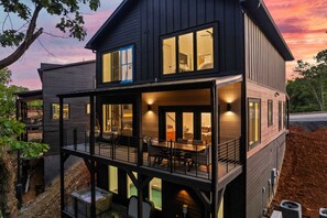 Exterior - Modern Cabin, Sleeps 10・Indoor Pool・Hot Tub・Games (Sevierville)