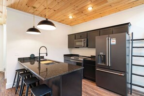 Fridge, microwave, oven, stovetop - Sleeps 10・Luxe Cabin・View・Hot Tub・Near Water Parks (Sevierville)