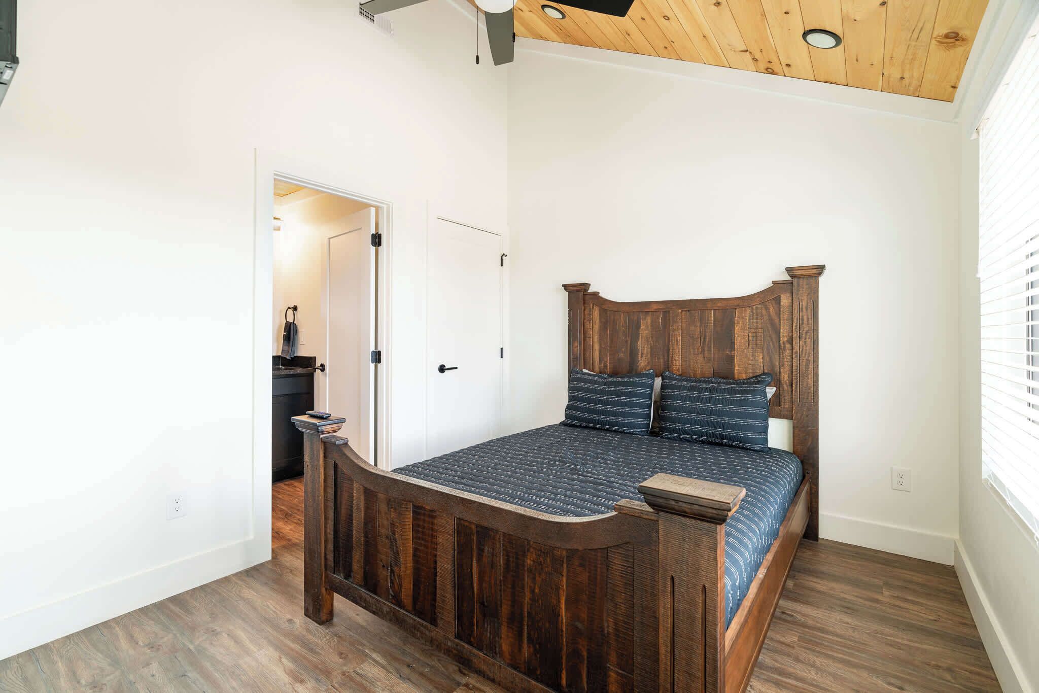 4 habitaciones, tabla de planchar con plancha, wifi y ropa de cama 