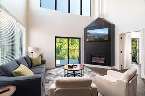 TV, peis og kontorer