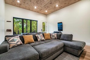 TV, lareira, escritórios