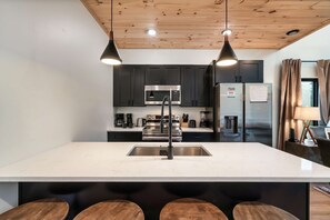 Fridge, microwave, oven, stovetop - Modern Luxury N Smokies, Sleeps 10・Games, Hot Tub (Sevierville)