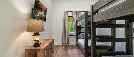 4 habitaciones, tabla de planchar con plancha, wifi y ropa de cama