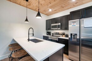 Fridge, microwave, oven, stovetop - Modern Luxury N Smokies, Sleeps 10・Games, Hot Tub (Sevierville)