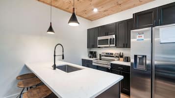 Een koelkast, een microgolfoven, een oven, een kookplaat