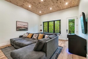 TV, fireplace, offices - Modern Luxury N Smokies, Sleeps 10・Games, Hot Tub (Sevierville)