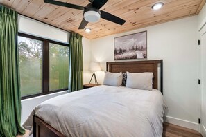 4 bedrooms, iron/ironing board, WiFi, bed sheets - Modern Luxury N Smokies, Sleeps 10・Games, Hot Tub (Sevierville)