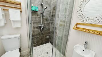 Douche, sèche-cheveux, serviettes fournies, savon