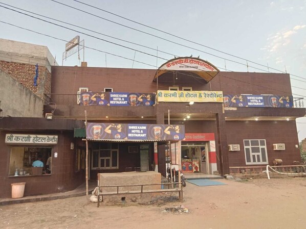 Front of property - Karni hotel and restaurant (Nohar)