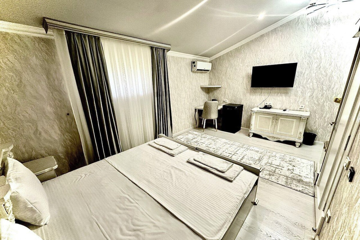 Chambre Confort double ou avec lits jumeaux | Literie de qualité, bureau, espace de travail pour ordinateurs portables