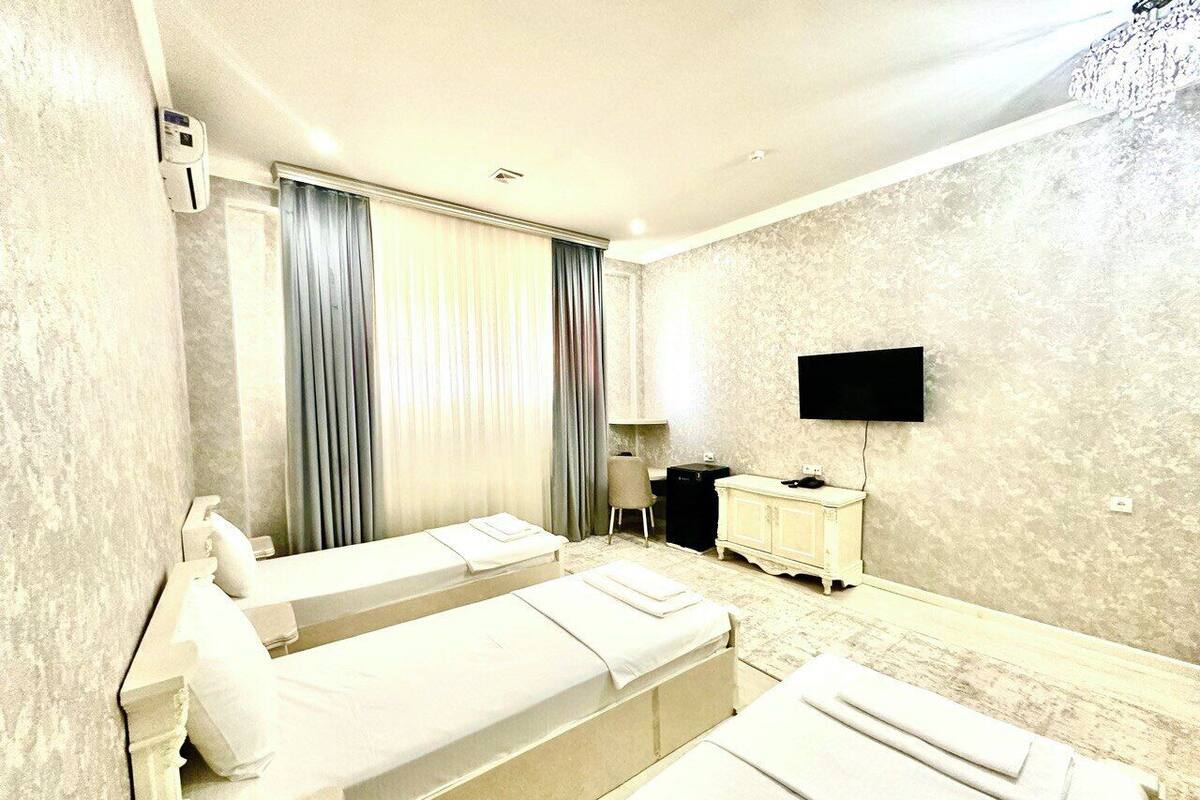 Chambre triple Confort, vue sur la ville | Literie de qualité, bureau, espace de travail pour ordinateurs portables