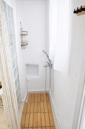Douche, sĂšche-cheveux, serviettes fournies, shampoing
