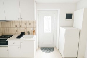 Kühlschrank, Ofen, Herdplatte, Wasserkocher mit Kaffee-/Teezubehör