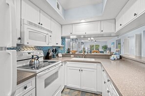 冷蔵庫、電子レンジ、オーブン、コンロ