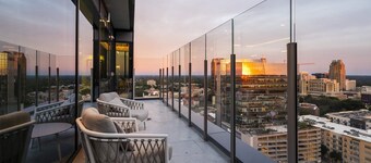 High-Rise Apt Raleigh Free Parking & Sunset View 2