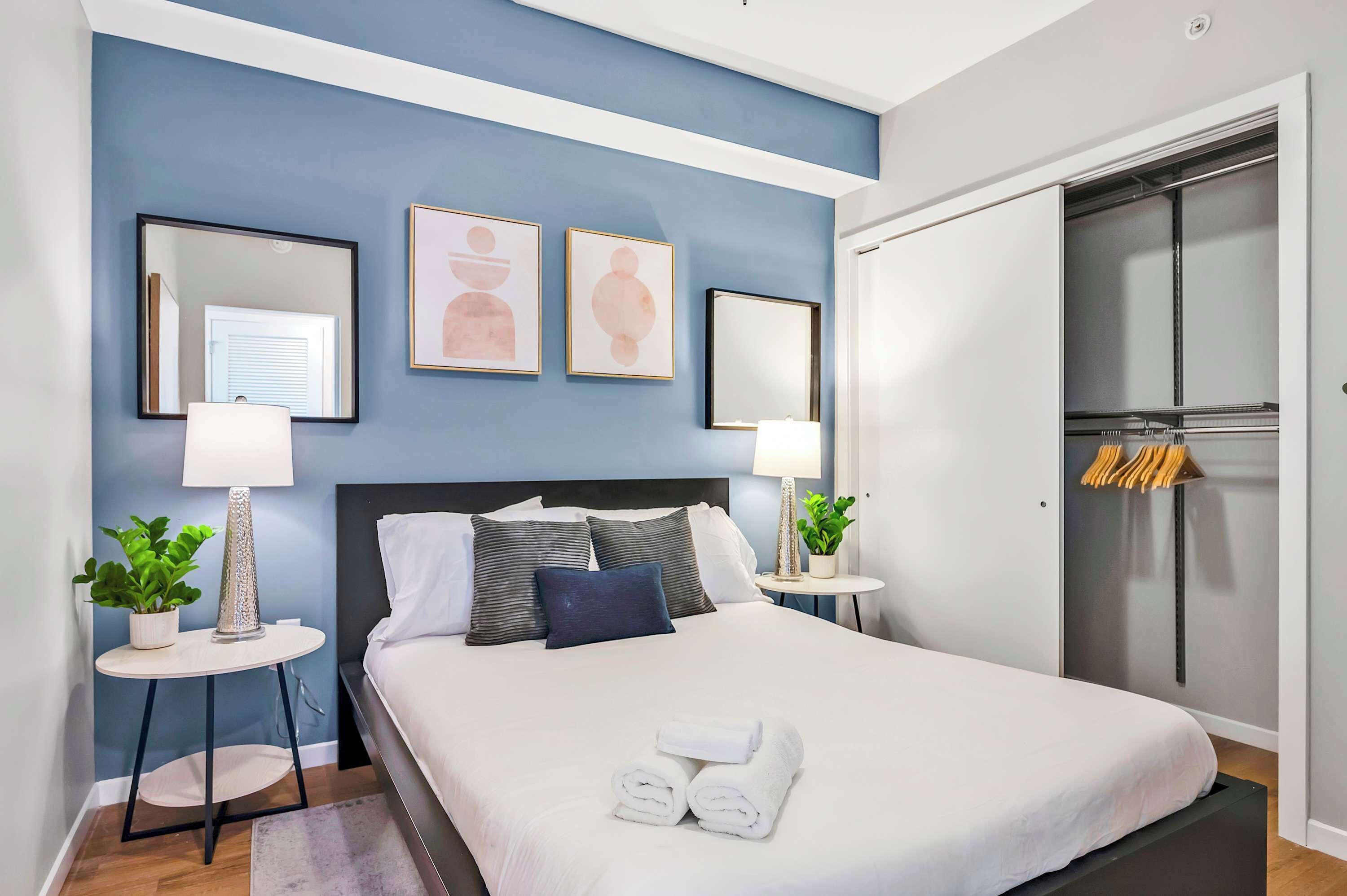 1 Schlafzimmer, Schreibtisch, Bügeleisen/Bügelbrett, Reisekinderbett