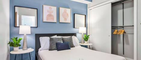 1 Schlafzimmer, Schreibtisch, Bügeleisen/Bügelbrett, Reisekinderbett