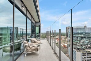 Property grounds - High-Rise Apt Raleigh Free Parking & Sunset View 2 (Raleigh)