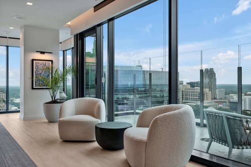 High-Rise Apt Raleigh Free Parking & Sunset View 2