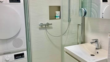 Douche, sĂšche-cheveux, serviettes fournies, savon