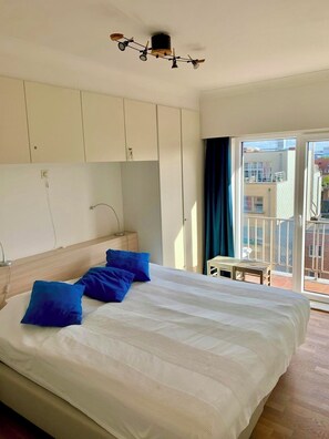 3 bedrooms, iron/ironing board, travel cot, WiFi - "Sun, beach & comfort - family-friendly renovated appartment" (Brugge)