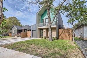 Exterior - Austin Abode | Heated Pool | Sleeps 12 | Rainey St (Austin)