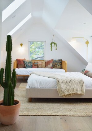 4 slaapkamers, een bureau, een strijkplank/strijkijzer, wifi