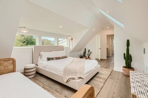 4 bedrooms, desk, iron/ironing board, WiFi - Austin Abode | Heated Pool | Sleeps 12 | Rainey St (Austin)