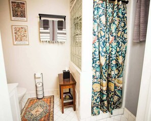 Regadera, secadora de cabello, toallas 