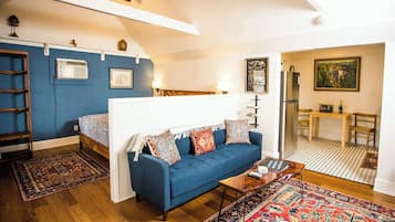 Télévision, cheminée, espaces bureaux