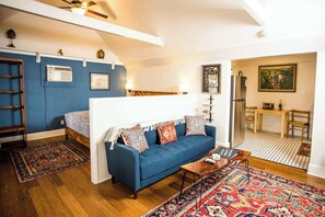 Een televisie, een open haard en een kantoor