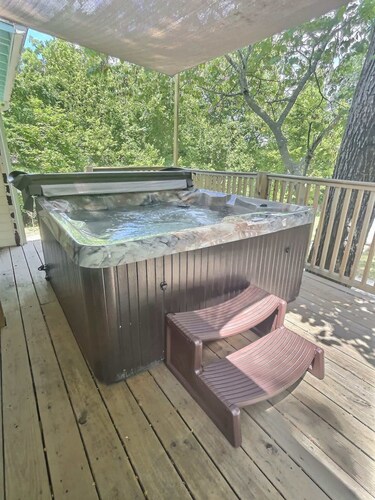 Hot Tub, Grill, Patio, Parking, 5 Mins downtown