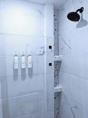 Shower, hair dryer, towels, shampoo - Hot Tub, Grill, Patio, Parking, 5 Mins downtown (Eureka Springs)
