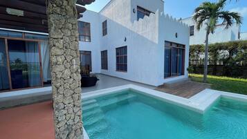 3 outdoor pools