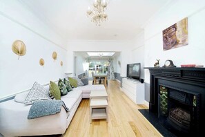 TV - Charming 3-Bedroom Bungalow in London (Greater London)