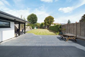 Outdoor dining - Charming 3-Bedroom Bungalow in London (Greater London)