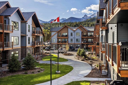 Pool and hot tub Stunning 2Bd haven in the Rockies